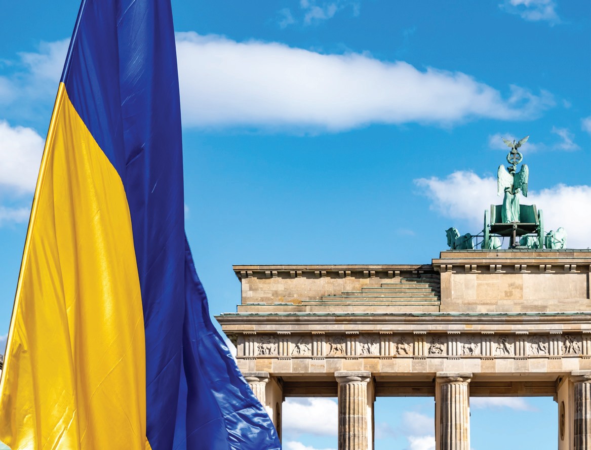 Український прапор біля Brandenburger Tor – формат Mein Leben als UkrainerIn