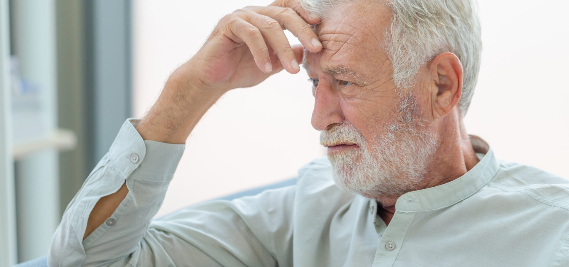 Ältere Person blickt auf ihr Leben zurück