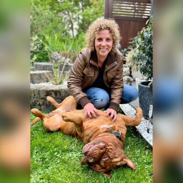 Simone Fischer mit ihrem Hund